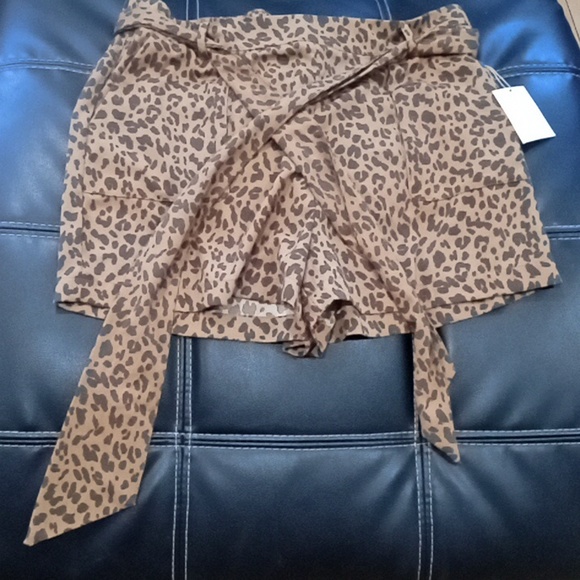 😍😍♥️♥️Leopard print shorts with belt♥️♥️♥️ - Picture 6 of 8